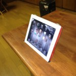 20120114-230753.jpg (トリマーでテーブルにipadスタンド！)