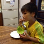 20120606-155528.jpg (サッカー練習を終えて、melonを食す海人)